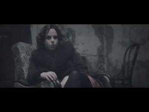 HONEYBEAST – Egyedül