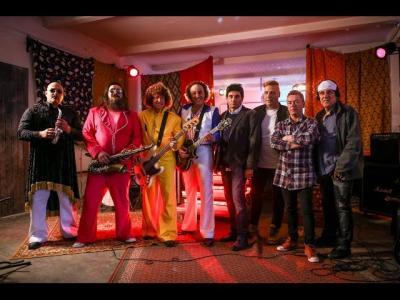 IRIGY HÓNALJMIRIGY – Darabokra törted a számom