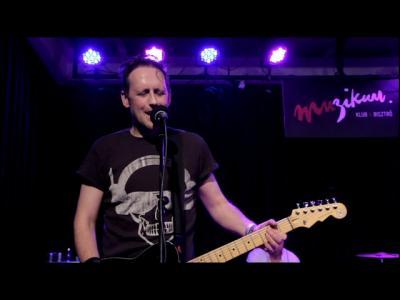 BOWIES KEEP SWINGING – Under Pressure